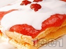 Рецепта Пухкава дебела голяма палачинка в тава с прясно мляко на фурна със сладко от ягоди и сметана